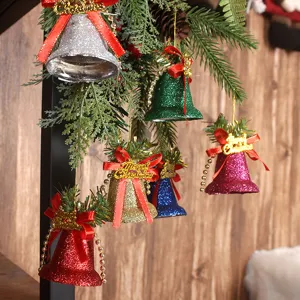 Ornamenti di campane di Natale pendenti colorati con glitter per decorazione albero.