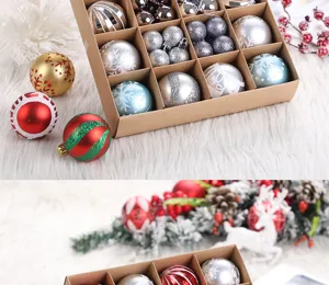 Detailaufnahme des Sets aus Weihnachtskugeln im Karton mit festlichen Hängeornamenten.