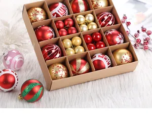 Detailansicht von Christbaumkugeln im Geschenkkarton, ideal für die Weihnachtsbaumdeko.