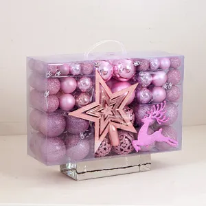 Detailansicht der rosa Weihnachtskugeln im transparenten PVC-Kasten mit Baumspitze.