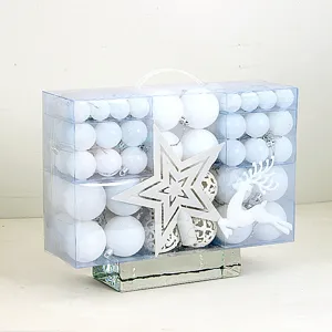 Nahaufnahme des weißen Weihnachtsbaum-Kugel-Sets im klaren PVC-Tragekarton für Feiertage.