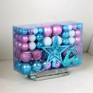 Nahaufnahme von bunten Weihnachtskugeln im transparenten PVC-Kasten, festliche Detailansicht.