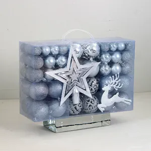 Detailansicht von 102 tlg. silbernen Christbaumkugeln und Sternen im transparenten PVC Koffer.