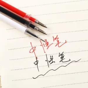 Gedetailleerde close-up van 0.5mm gelpen navullingen in rood en zwart op gelinieerd papier.