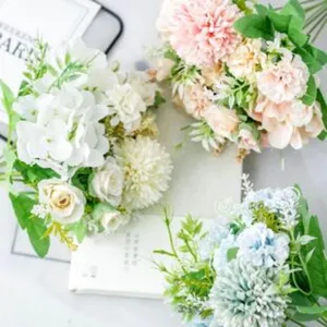 Dettaglio bouquet di fiori artificiali, composizione floreale eucalipto multicolore vivo.