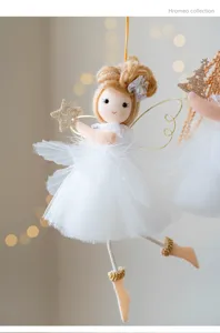 Ornamento appeso di ragazza angelo di Natale con vestito in rete bianca e capelli.