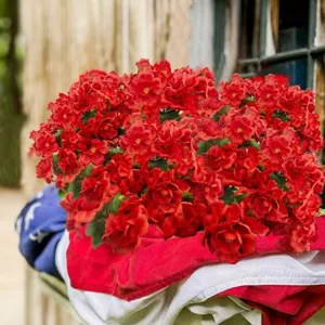 Detailansicht des künstlichen roten Blumenstraußes aus Seide für Hochzeitsdekoration