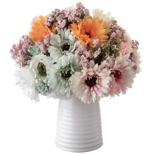 Ramo de flores artificiales de gerbera con jarrón de cerámica blanca para decoración.