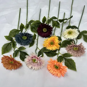 Dettagli di fiori di gerbera artificiali con steli verdi per la decorazione domestica e floreale.