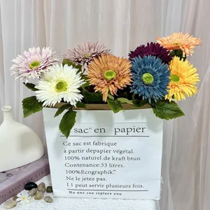 Vista dettagliata del bouquet di margherite gerbera artificiali colorate nel sacchetto di carta.