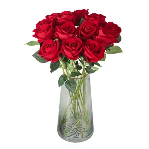 Bouquet de roses rouges artificielles en vase en verre fleurs de soie déco mariage