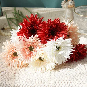 Vista dettagliata di fiori di gerbera artificiali con petali strutturati per decorazioni.