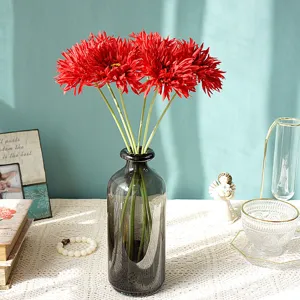 Dettaglio di fiori di gerbera rossi artificiali, composizione floreale decorazione.