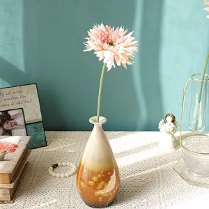 Fiore di gerbera artificiale in vaso di ceramica per decorazioni casa e matrimonio dettaglio