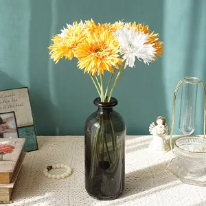 Dettaglio di un bouquet di fiori di gerbera artificiali in vaso di vetro, decorazione.