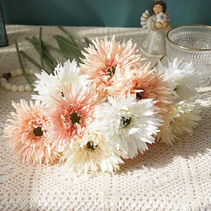 Primo piano sui dettagli dei fiori di gerbera margherita artificiale rosa e bianchi.