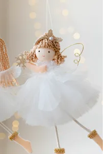 Dettaglio bambola angelo Natale, vestito tulle bianco, graziosa decorazione trecce.