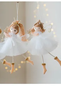 Dettaglio in primo piano della decorazione natalizia angelo ragazza con gonna in tulle bianco.