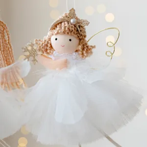 Decorazione natalizia angelo con capelli trecciati, abito in tulle bianco e appendino.