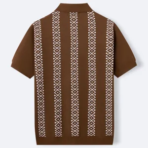 Rückansicht des komplizierten weißen geometrischen Jacquard-Musters auf einem braunen Polohemd.