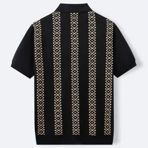 Rückansicht von schwarzem Herren-Strickpoloshirt mit beigen geometrischen Streifen.