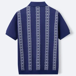 Rückansicht eines blauen Strick-Polohemds für Herren mit weißem Rauten-Jacquard-Muster