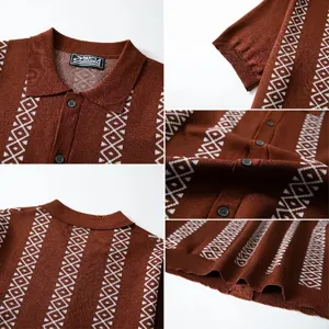 Nahaufnahme von Strickstruktur und geometrischem Muster auf braunem Herren-Poloshirt.