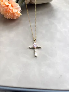 Élégant collier croix en acier titane doré orné de zircons baguette roses et blancs