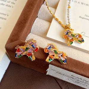 Ensemble de bijoux collier et boucles d'oreilles poney perle en zircone coloré exquis.