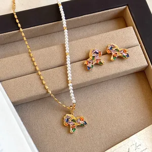 Ensemble collier et boucles d'oreilles cheval zircon coloré français, bijou élégant.
