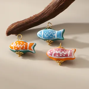 Colgante de Pez Koi de Cerámica y Acero 304 Pintado a Mano Amuleto de Suerte para Joyería DIY Pendientes Collar Accesorio