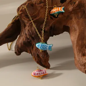 Detalle colgante pez koi pintado a mano, accesorio de joyería DIY de acero inoxidable y abalorio.
