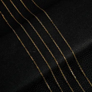 Gros plan détaillé de chaînes dorées ovales, idéal pour la création de bijoux et colliers DIY.