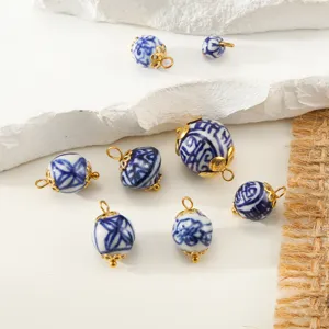 Perline ciondoli in ceramica blu e bianca fatte a mano, perfette per la creazione di gioielli.