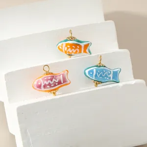 Colgantes de carpa koi de acero inoxidable coloridos hechos a mano accesorios de joyeria DIY.