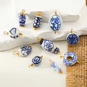 Dettagli ciondoli in ceramica blu e bianca, ciondoli accessori per gioielli fai da te.