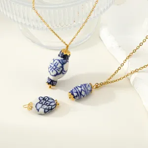 Primo piano di accessori pendenti fai-da-te in ceramica blu e bianca cinese, dettagli squisiti.