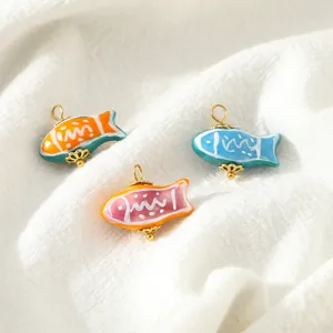dijes de carpa koi pintados a mano, primer plano de joyas de acero inoxidable para manualidades.