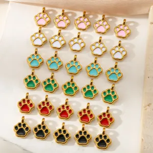 Vue détaillée de charms patte d'animal en émail coloré, parfaits pour colliers DIY.
