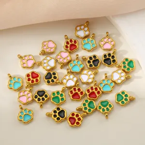 Gros plan de pendentifs patte de chat et chien en acier inoxydable coloré pour bijoux DIY.