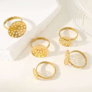 Detailansicht von vergoldeten Edelstahl Netz flach Pad Rohling Ringfassungen für DIY Schmuck.