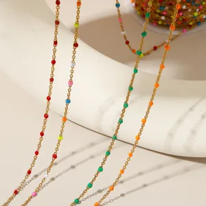 Gedetailleerde close-up van de gouden roestvrijstalen ketting met kleurrijke emaille kralen voor DIY.
