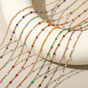 Gouden roestvrijstalen kettingen met gekleurde geëmailleerde kralen voor DIY sieraden.