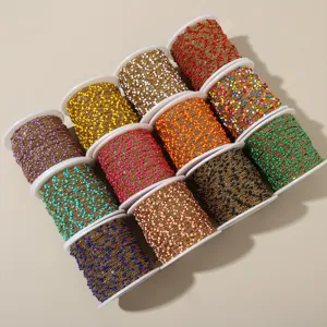 Gedetailleerd overzicht van kleurrijke roestvrijstalen kralenkettingspoel voor sieraden.