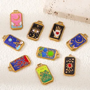 Vue détaillée des pendentifs émail tarot en acier inoxydable, charms mystiques pour colliers DIY.