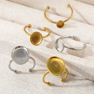 Gros plan sur des montures de bague en acier inoxydable avec plateaux pour la bijouterie.