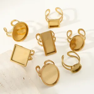 Gros plan de montures de bagues dorées en acier inoxydable pour création de bijoux.