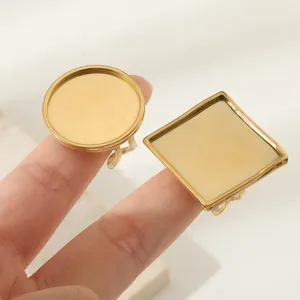 Vue détaillée de montures de bague dorées avec des plateaux ronds et carrés de bijoux.