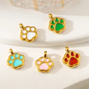 Gros plan sur les breloques colorées en émail patte, détails en acier inoxydable 304L pour bijoux.