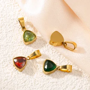 Pendentif triangle en acier inoxydable avec zircon, détail d'accessoire de bijoux en pierre de naissance.